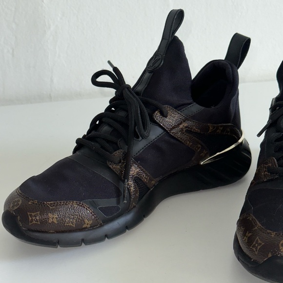 LOUIS VUITTON
Aftergame Technical Fabric Patent Monogram Canvas Trainers 36 - Picture 2 of 7
